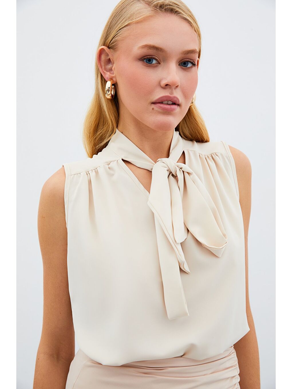 Fularlı Kolsuz Bluz - Bej-3