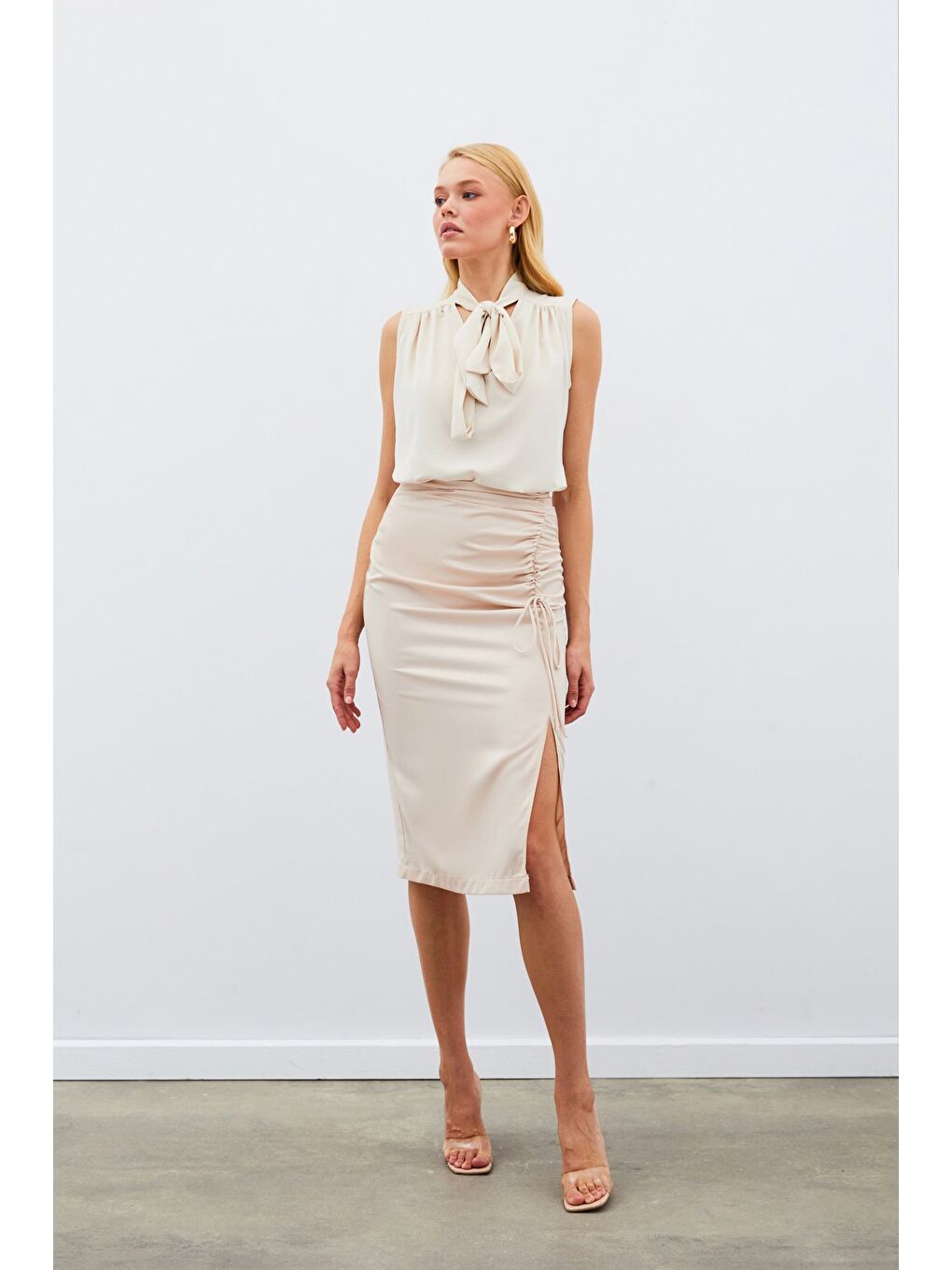 Fularlı Kolsuz Bluz - Bej-4