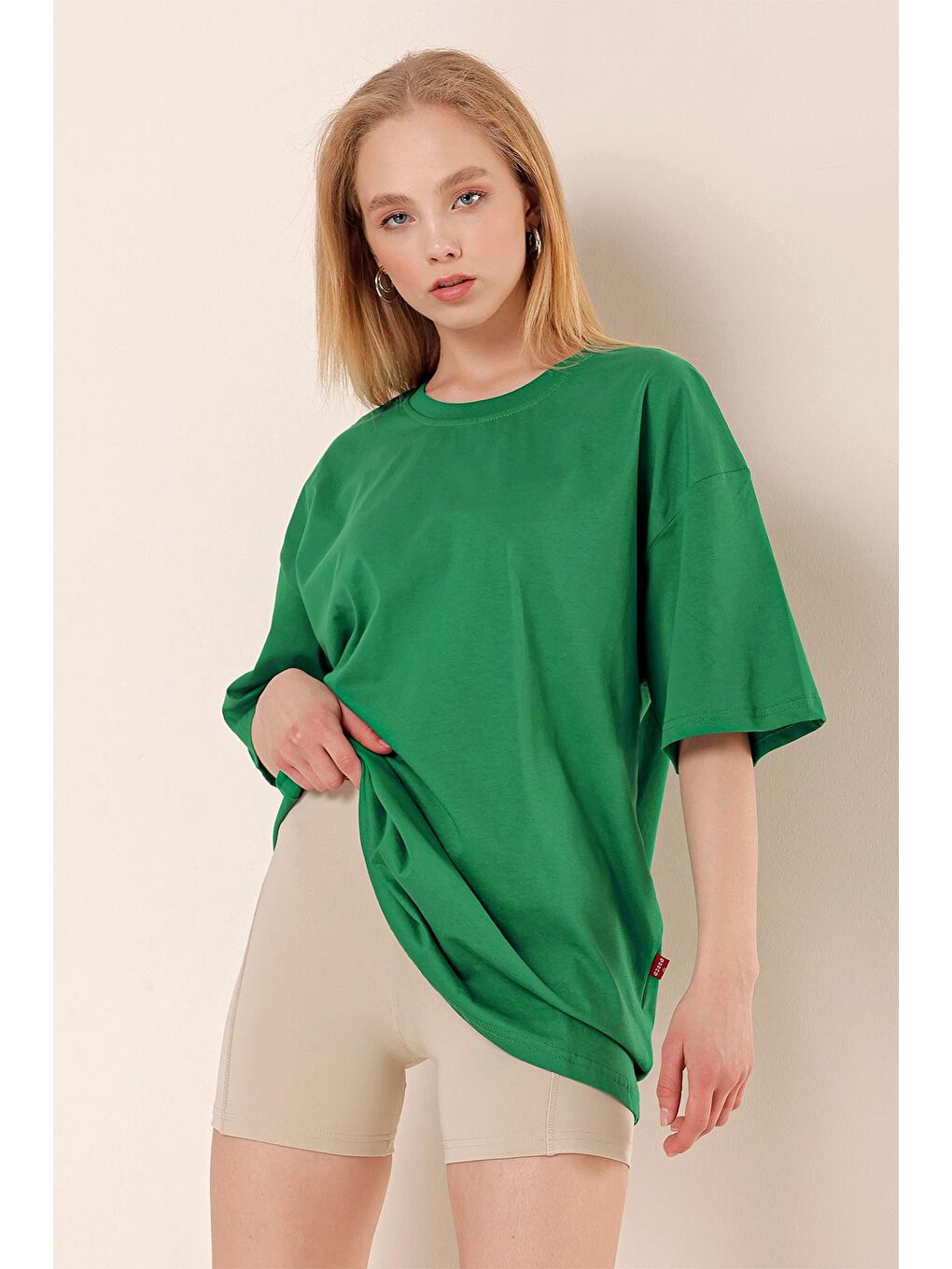 Kadın Koyu Yeşil Yuvarlak Yaka Pamuklu Basic Oversize Tişört-1