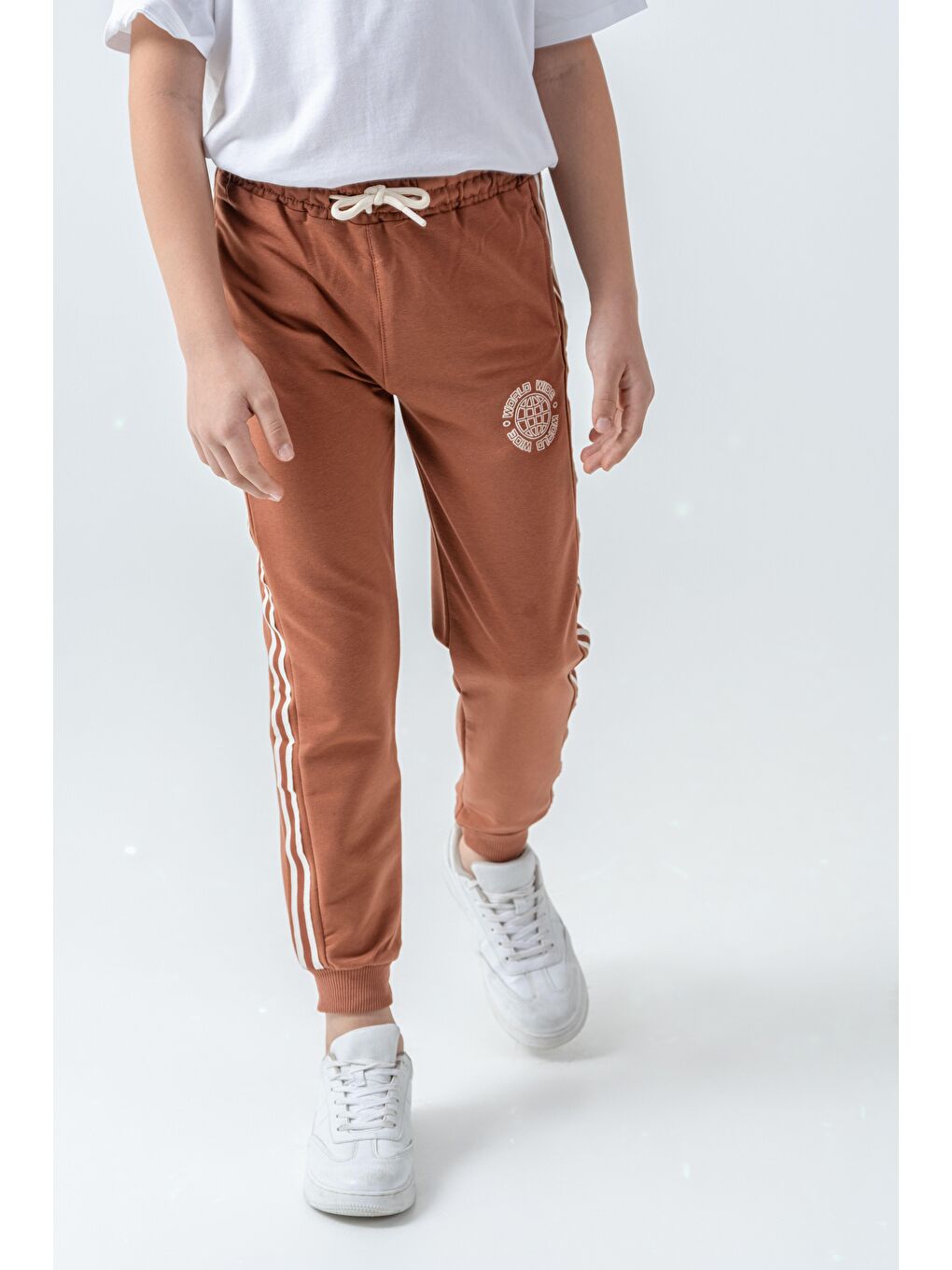 Kahverengi Yanlar Şeritli World Wide Baskılı Erkek Çocuk Eşofman Altı-3