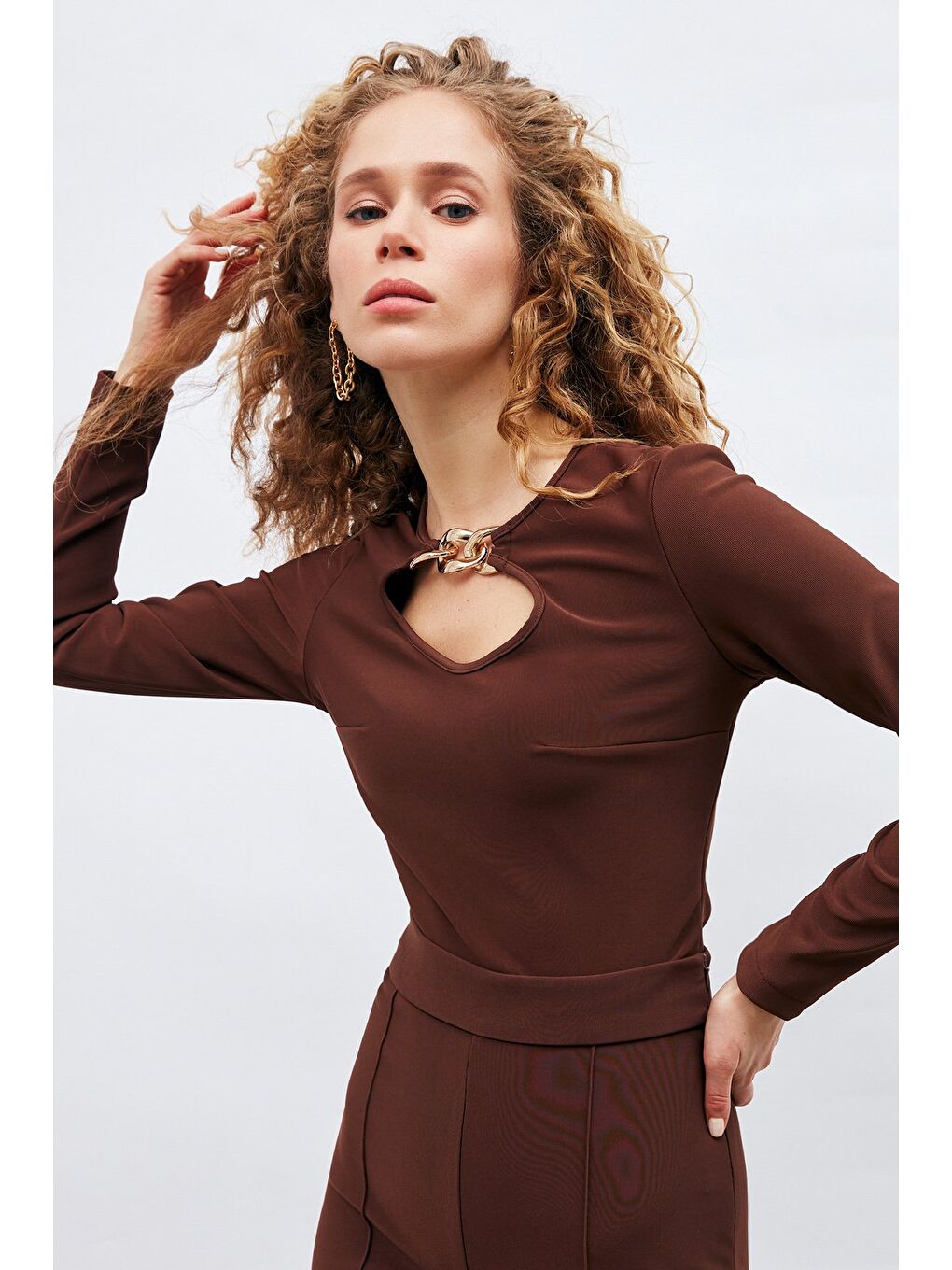 Kahverengi Zincir Detaylı Bluz - Kahve