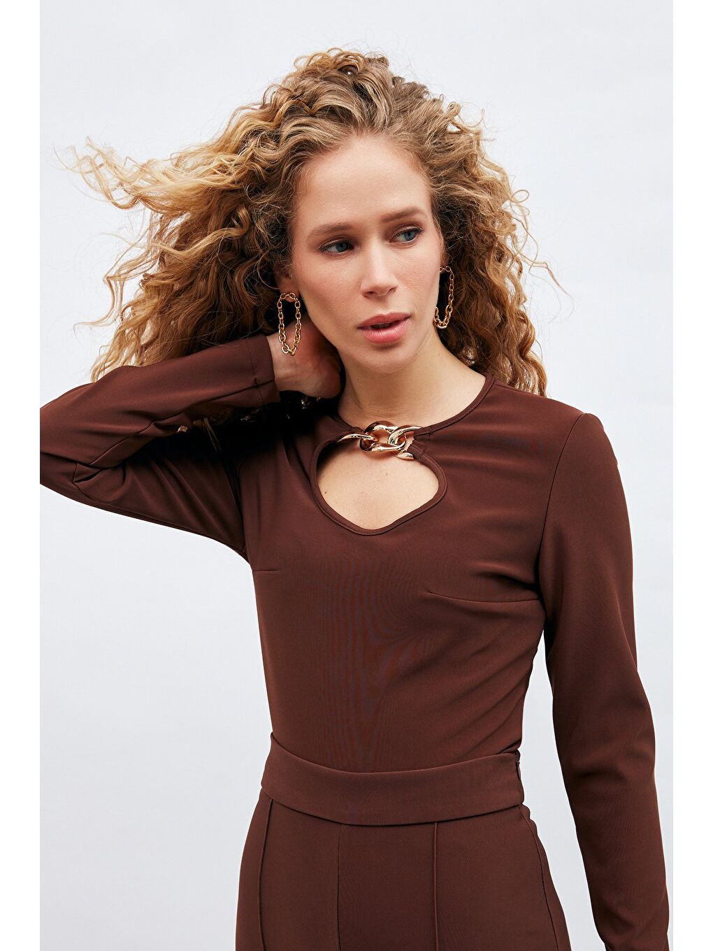 Kahverengi Zincir Detaylı Bluz - Kahve-2