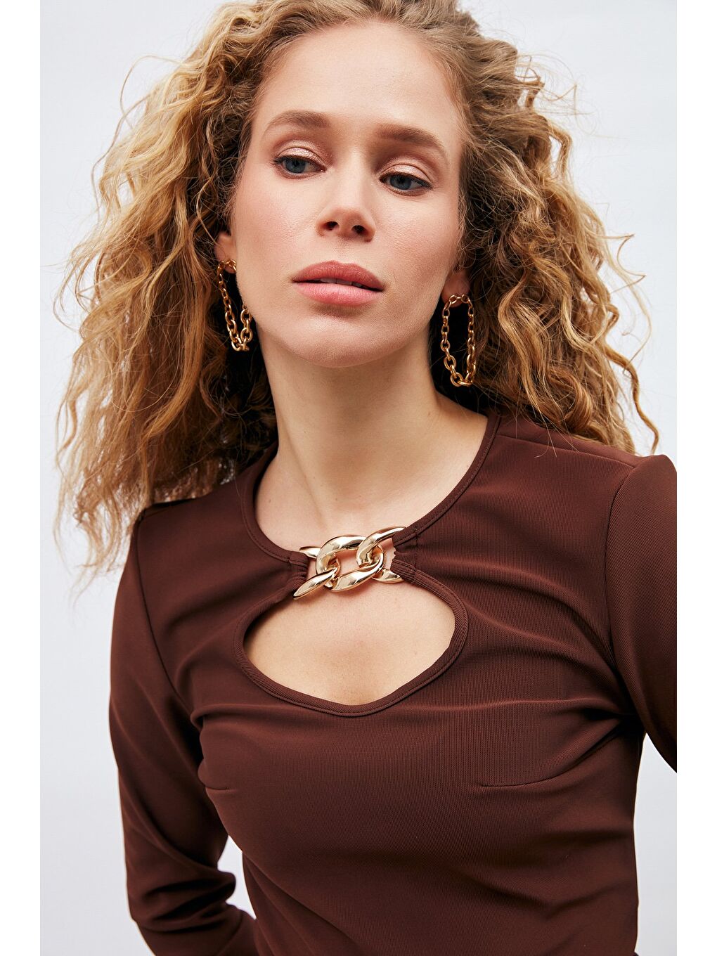 Kahverengi Zincir Detaylı Bluz - Kahve-3
