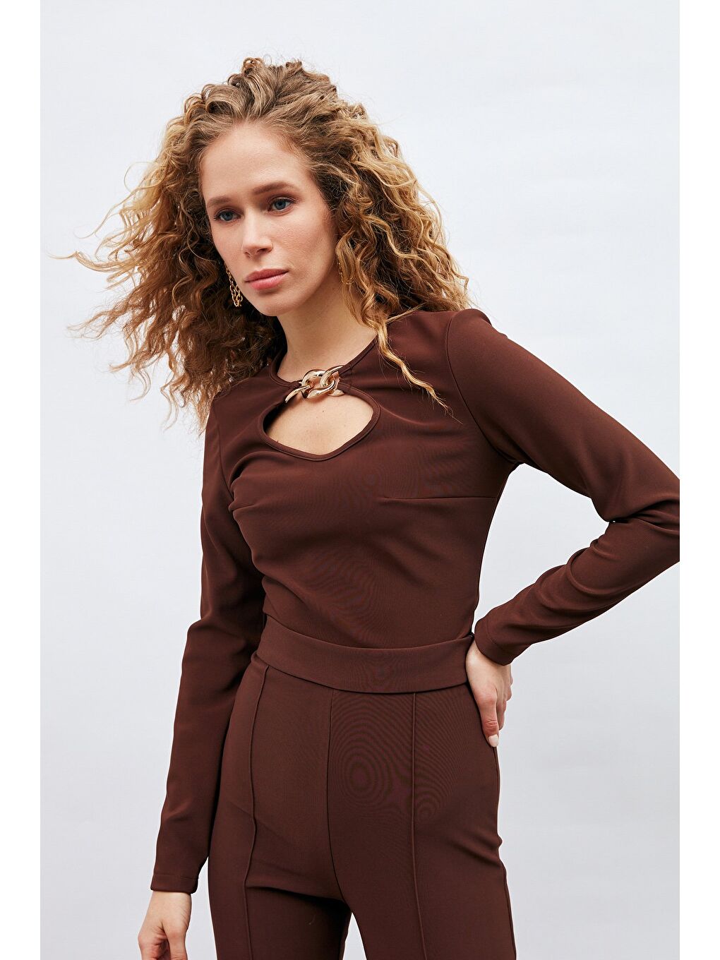 Kahverengi Zincir Detaylı Bluz - Kahve-4