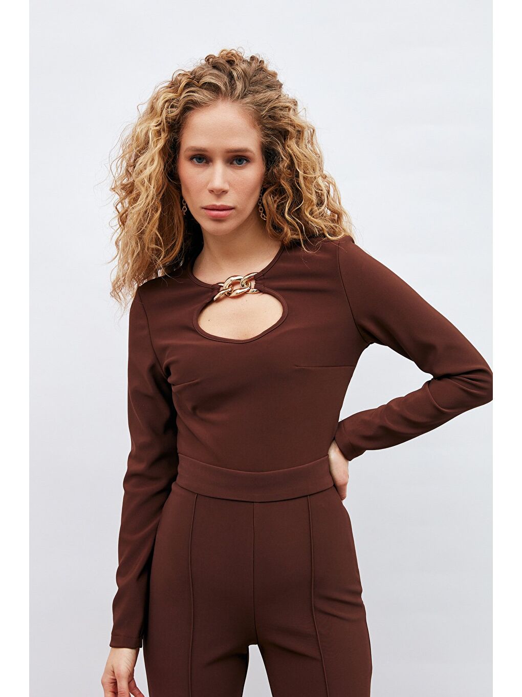 Kahverengi Zincir Detaylı Bluz - Kahve-5