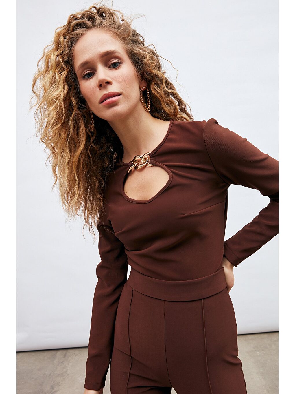 Kahverengi Zincir Detaylı Bluz - Kahve-6