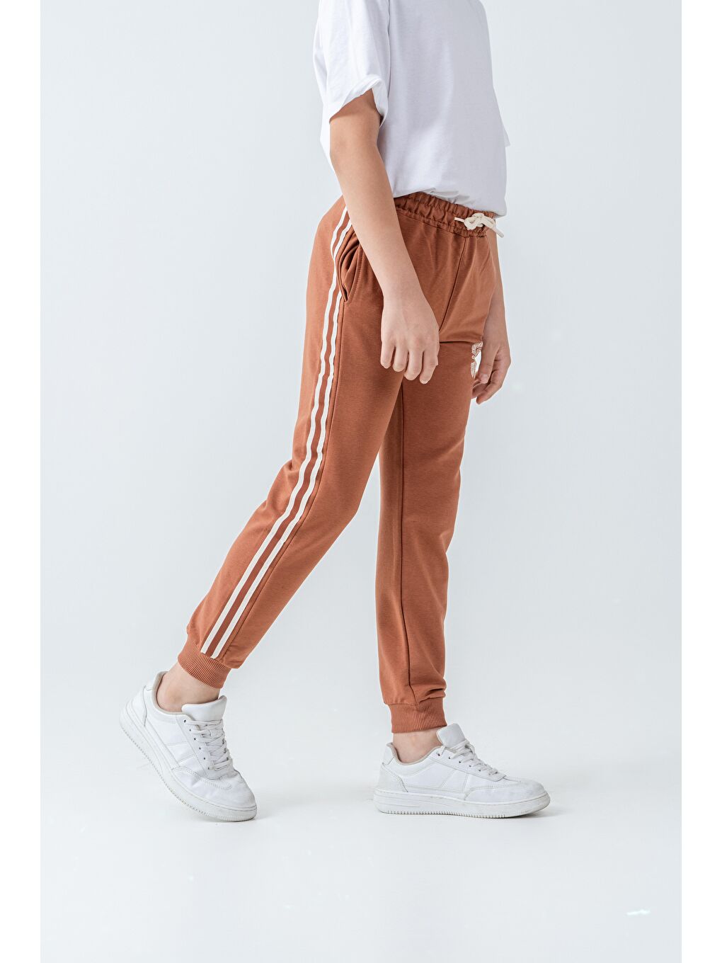 Kahverengi Yanlar Şeritli World Wide Baskılı Erkek Çocuk Eşofman Altı-4