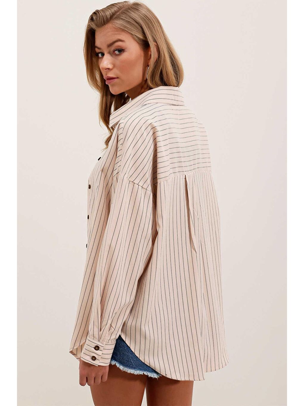 Ekru Kadın Krem Oversize Düşük Omuz Çizgili Basic Gömlek-4