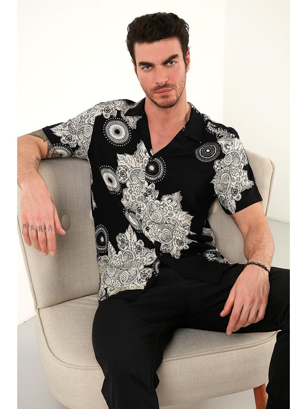 Siyah Regular Fit Kısa Kollu Apaş Yaka Desenli Gömlek CF21S114293