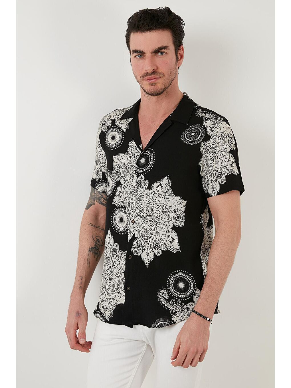 Siyah Regular Fit Kısa Kollu Apaş Yaka Desenli Gömlek CF21S114293-1