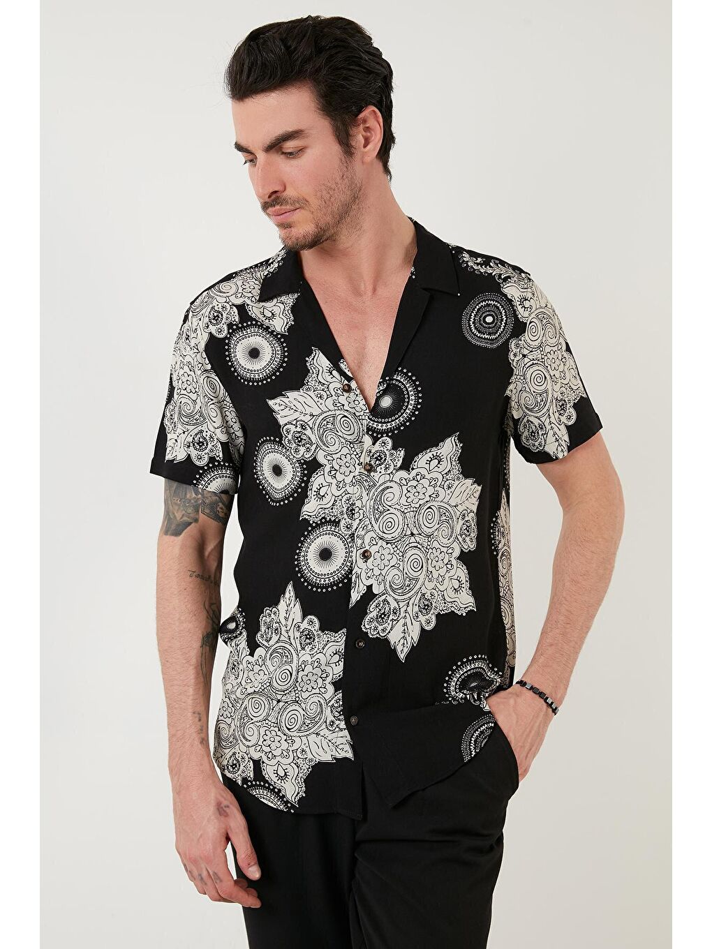 Siyah Regular Fit Kısa Kollu Apaş Yaka Desenli Gömlek CF21S114293-2