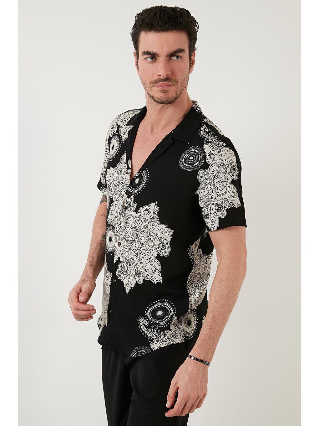 Siyah Regular Fit Kısa Kollu Apaş Yaka Desenli Gömlek CF21S114293-3