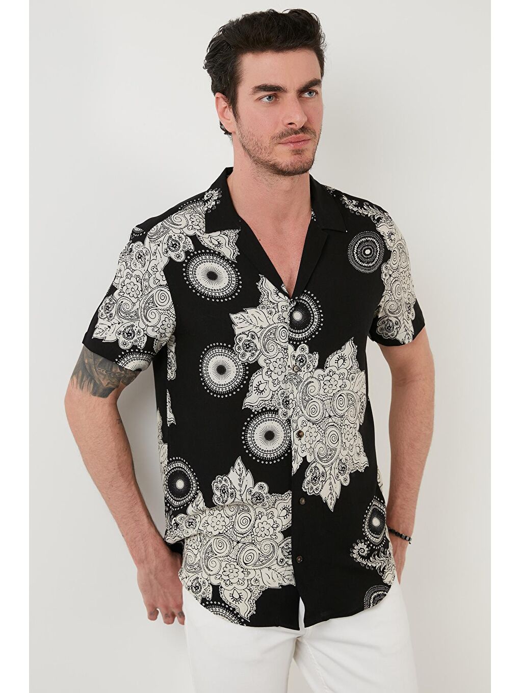 Siyah Regular Fit Kısa Kollu Apaş Yaka Desenli Gömlek CF21S114293-5