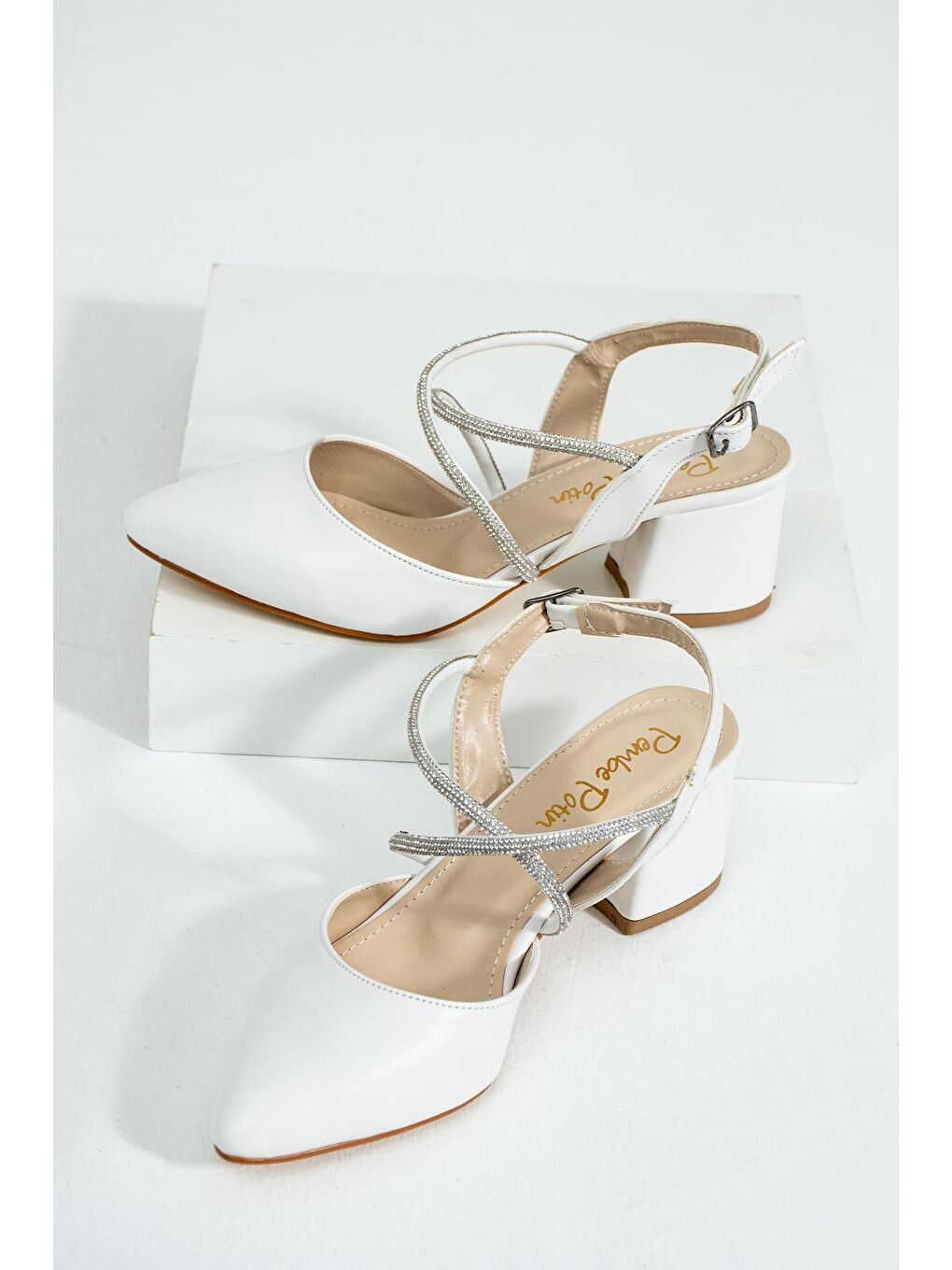Beyaz Çapraz Bantlı Taşlı Önü Kapalı Kadın Topuklu Ayakkabı 001-411-23-3
