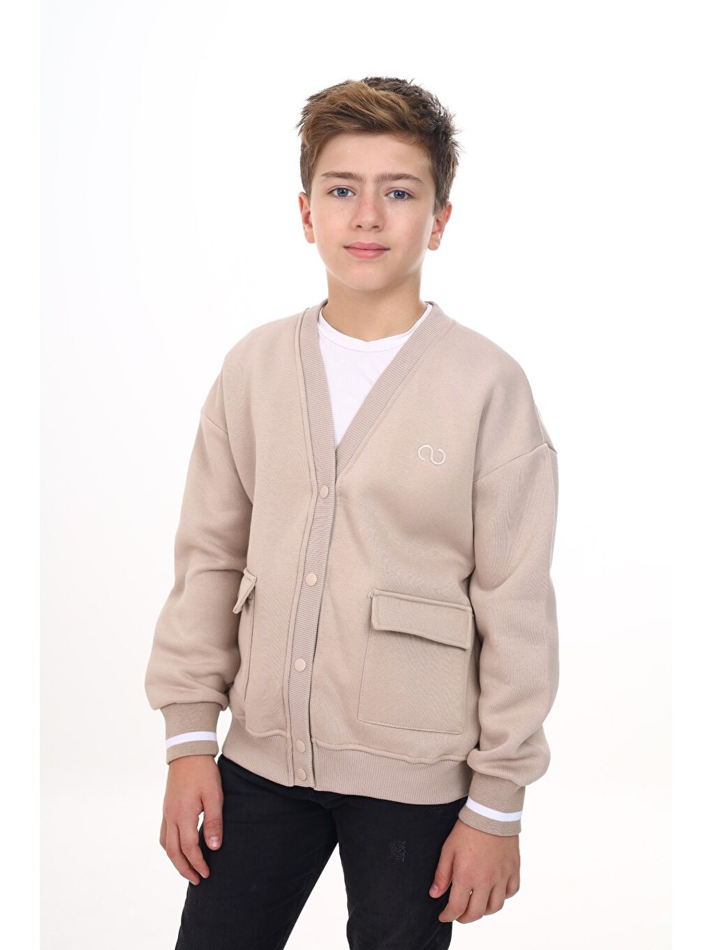 Bej Erkek Çocuk V Yaka Çıtçıt Kapama Cepli Düşük Omuz Nakış Baskılı Örme Hırka - 2 İplik Şardonlu