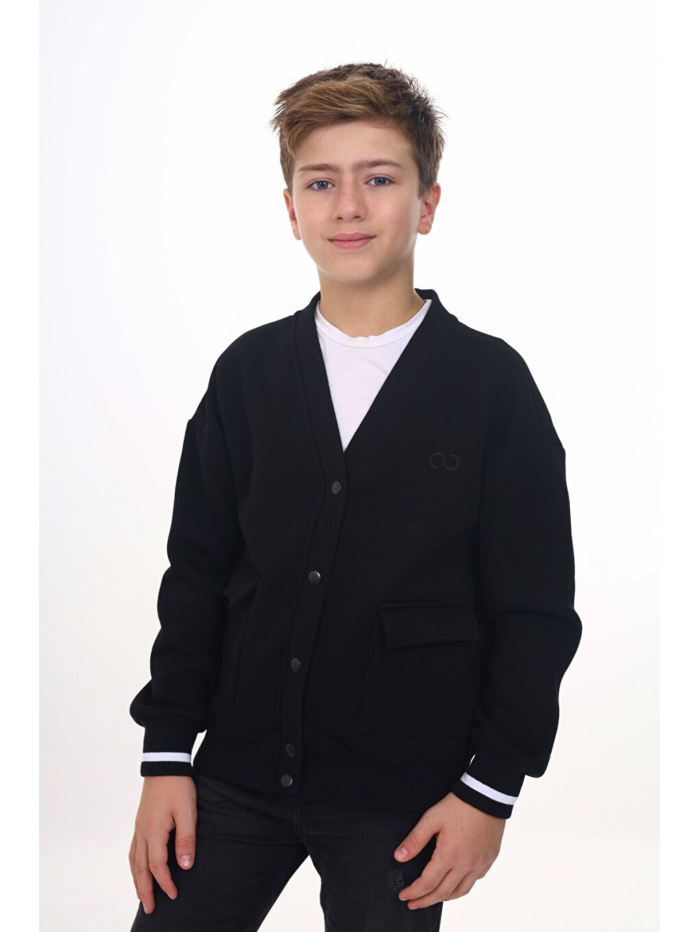 Siyah Erkek Çocuk V Yaka Çıtçıt Kapama Cepli Düşük Omuz Nakış Baskılı Örme Hırka - 2 İplik Şardonlu