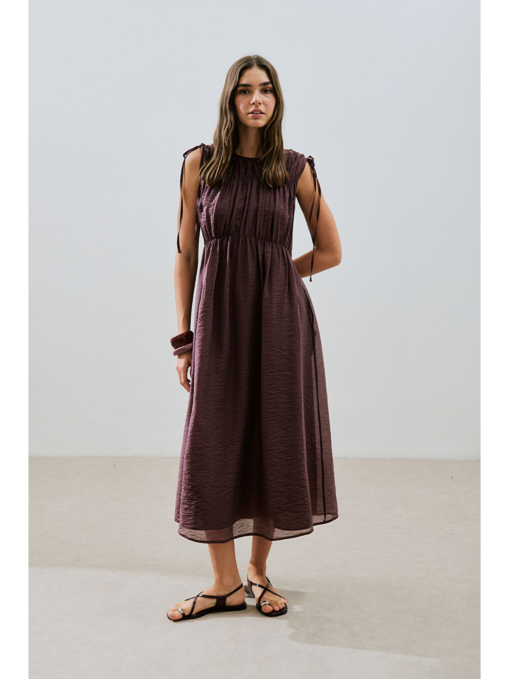 Büzgü Bağlamalı Detaylı Kolsuz Elbise Bordo-1