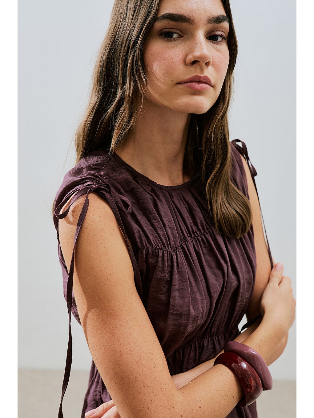 Büzgü Bağlamalı Detaylı Kolsuz Elbise Bordo-3