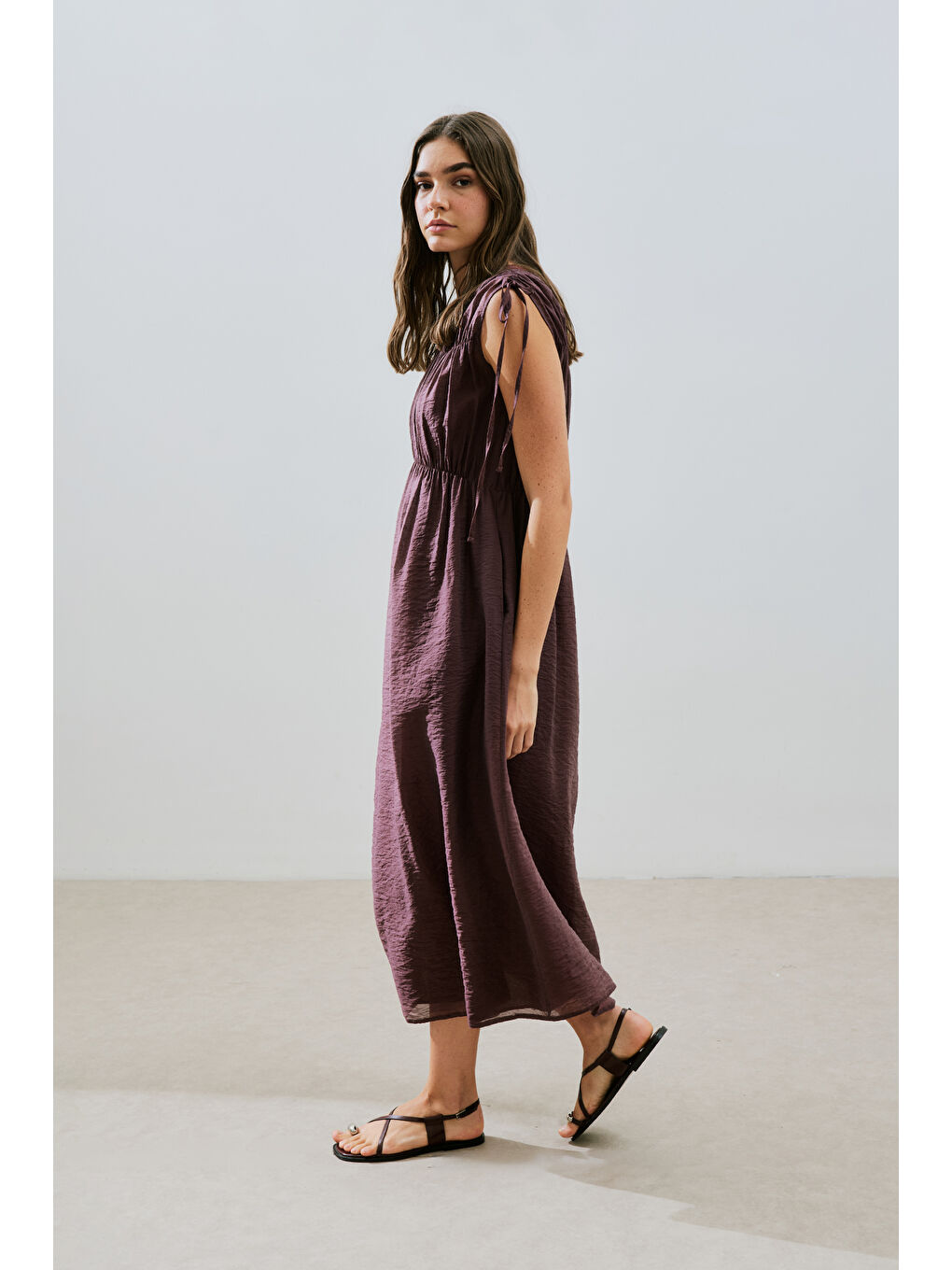 Büzgü Bağlamalı Detaylı Kolsuz Elbise Bordo-4