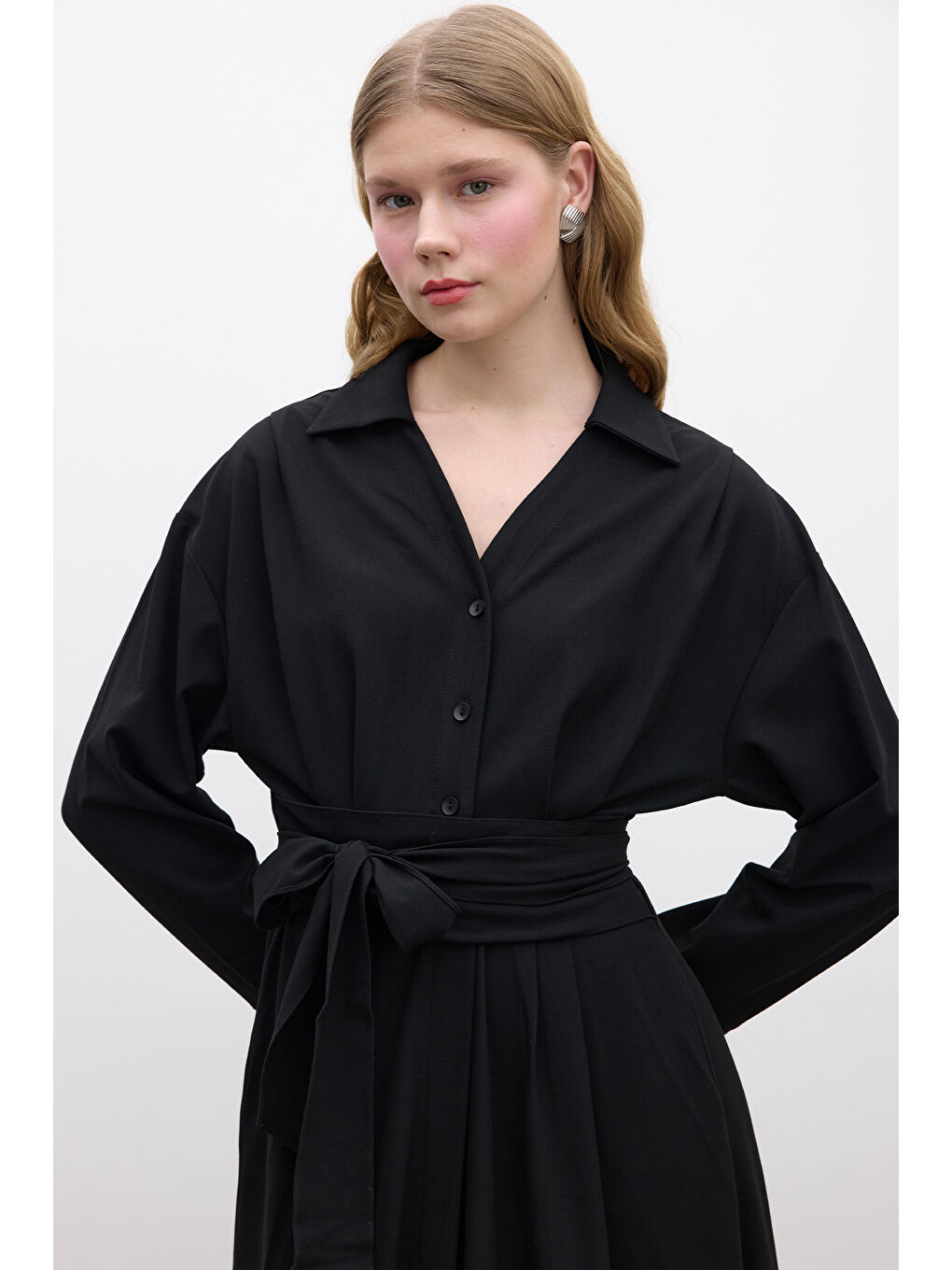 Pile Detaylı Kuşaklı Elbise Siyah-1