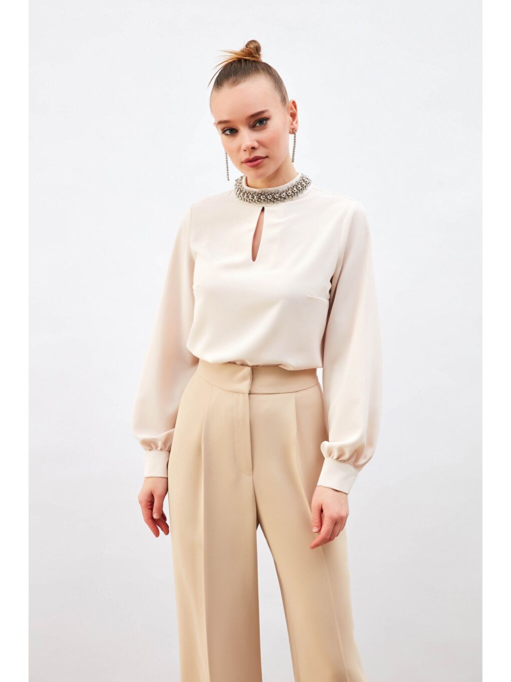 Yaka Aksesuarlı Bluz - Bej-1