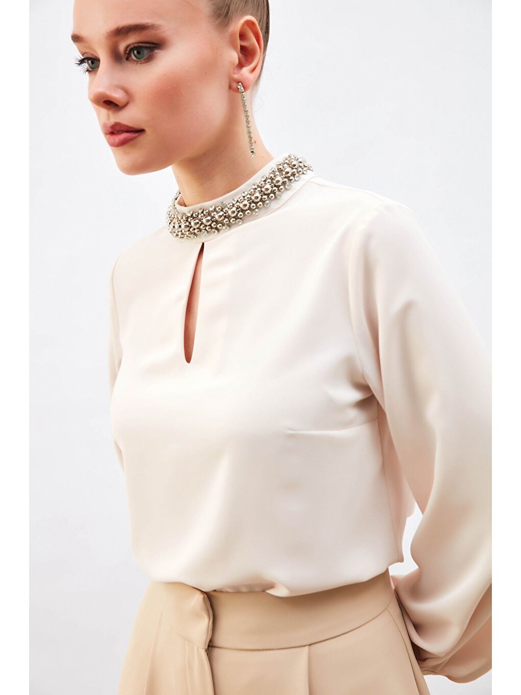 Yaka Aksesuarlı Bluz - Bej-2