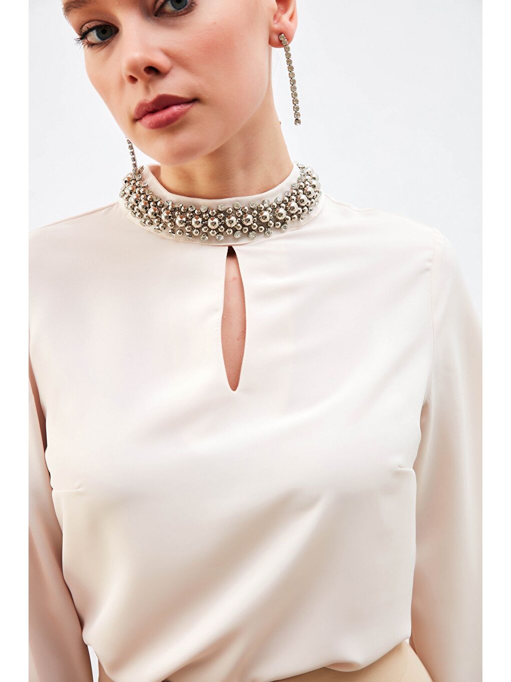 Yaka Aksesuarlı Bluz - Bej-4