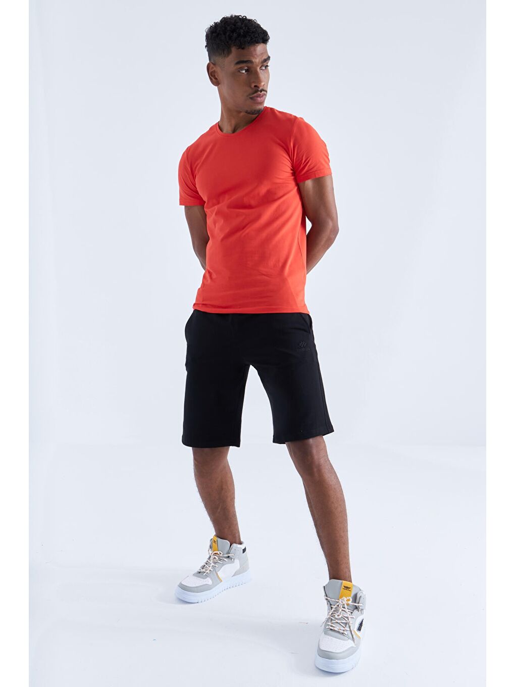 Siyah Tek Fermuar Cep Detaylı Bağcıklı Standart Kalıp Erkek Şort - 81202-2