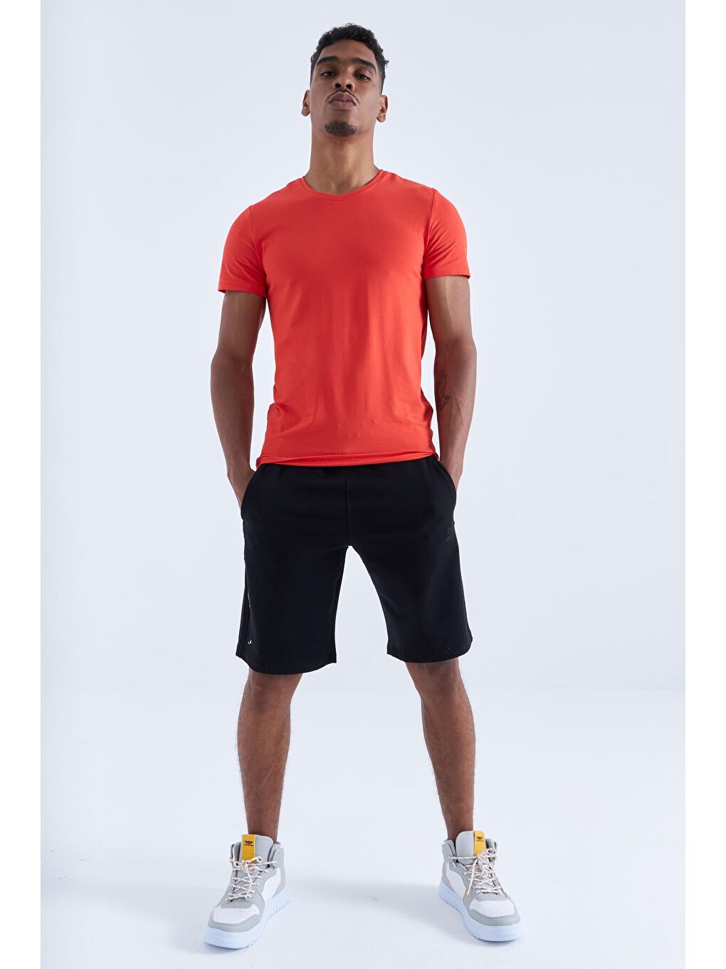 Siyah Tek Fermuar Cep Detaylı Bağcıklı Standart Kalıp Erkek Şort - 81202-6