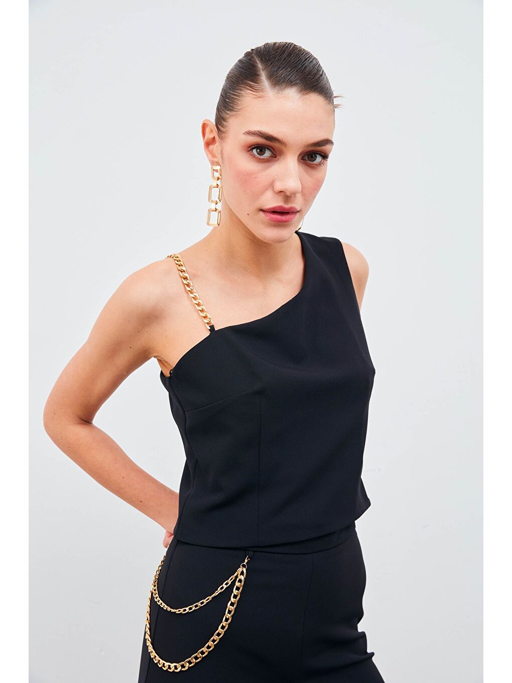 SATEEN Zincir Askı Detaylı Crop Bluz - Siyah - 1