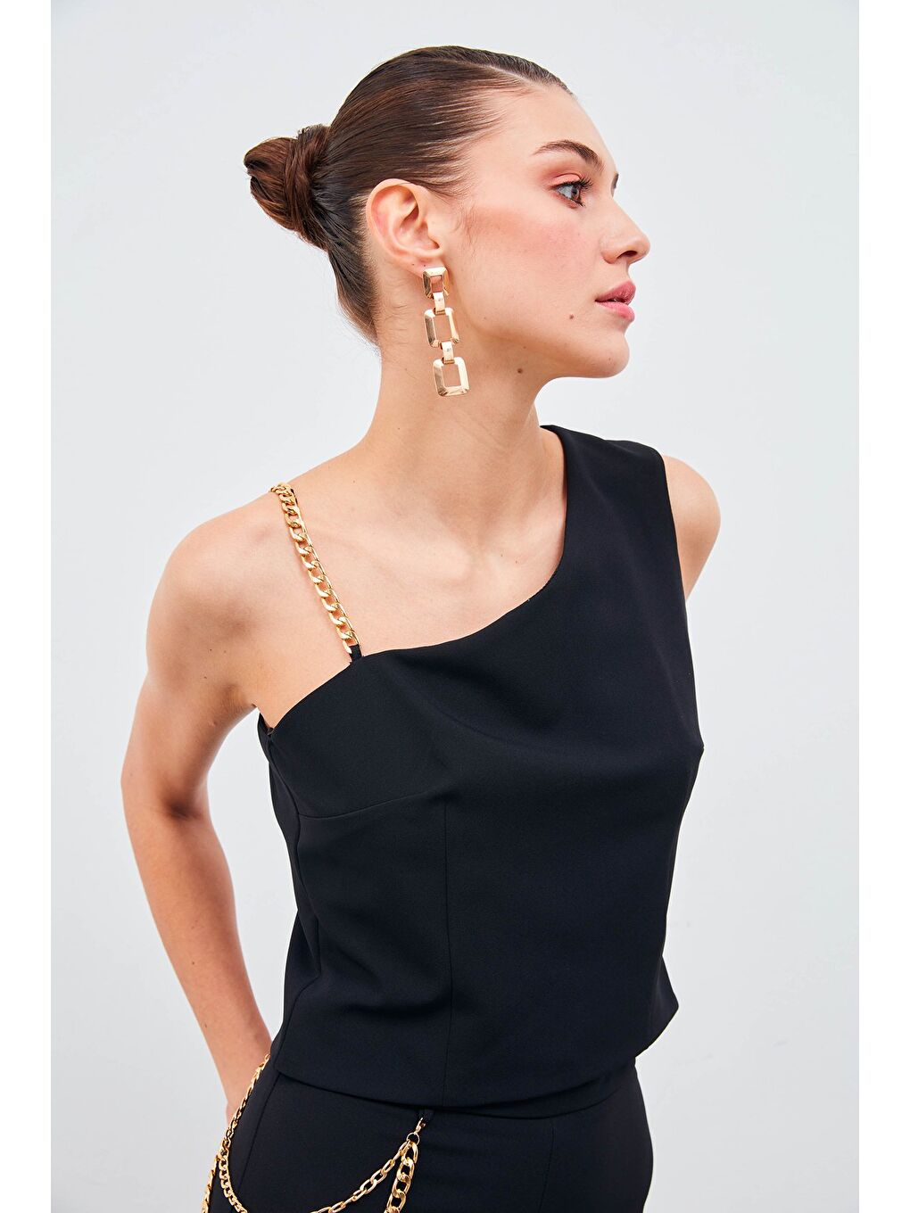 SATEEN Zincir Askı Detaylı Crop Bluz - Siyah - 2