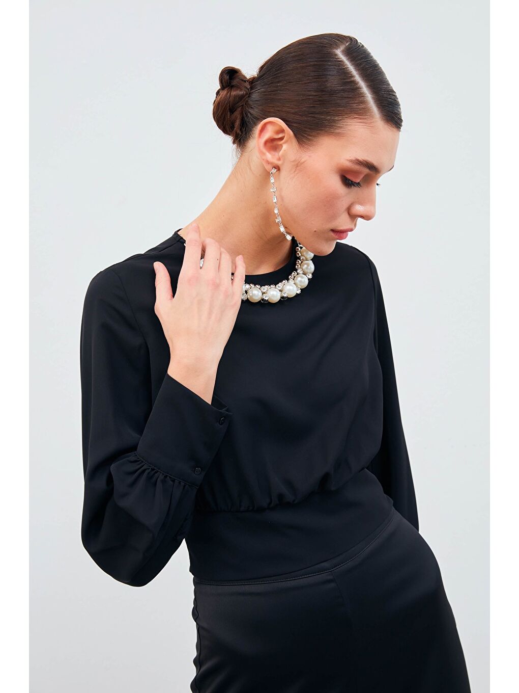 Kolye Detaylı Crop Bluz - Siyah-1