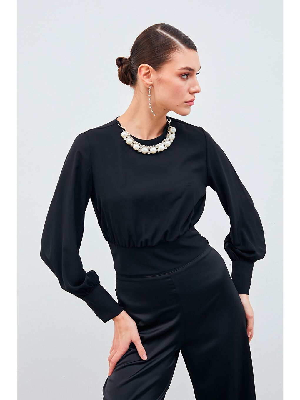 Kolye Detaylı Crop Bluz - Siyah-3