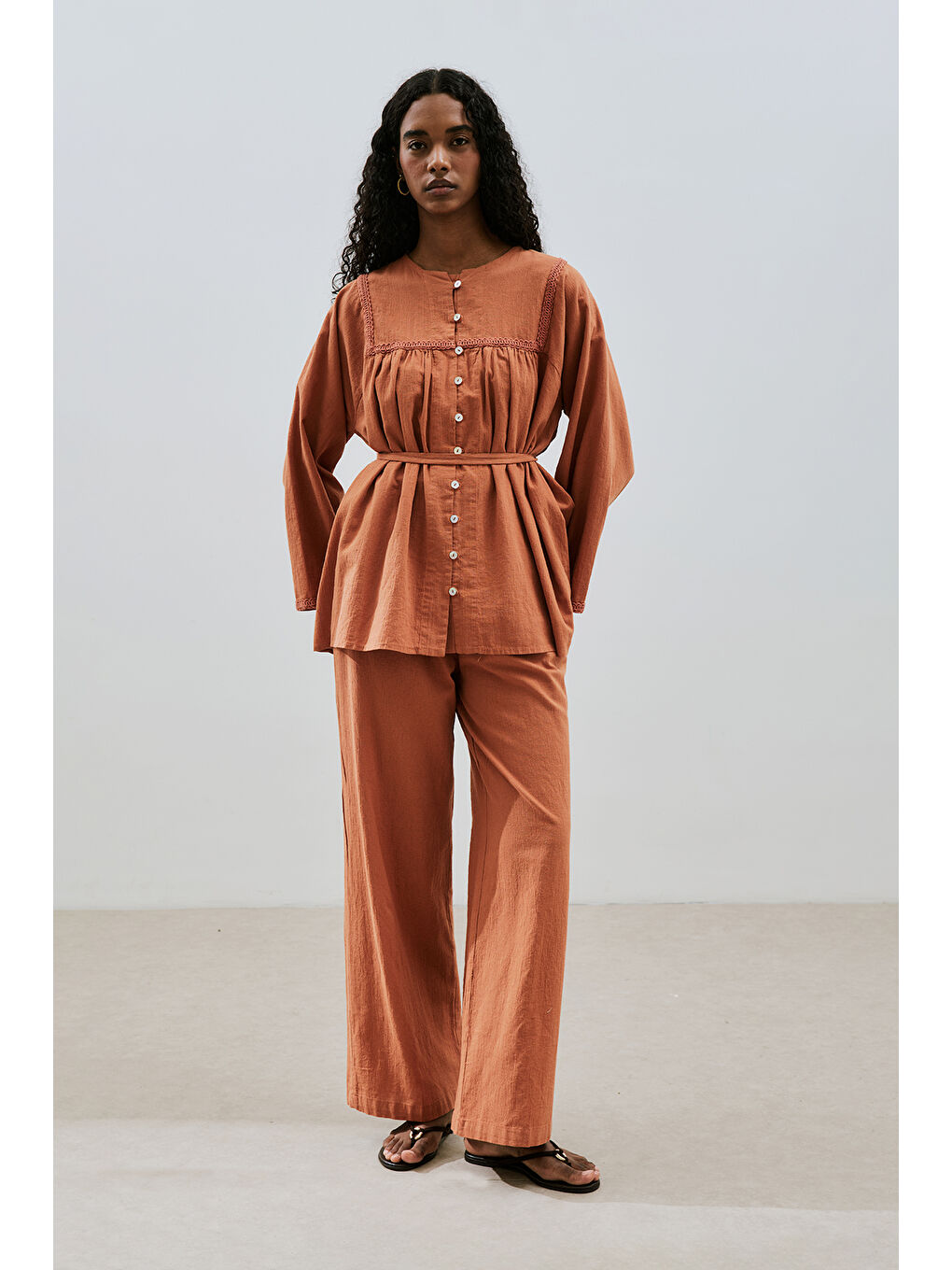 Kahverengi Dokulu İşlemeli Gömlek Tarçın-2