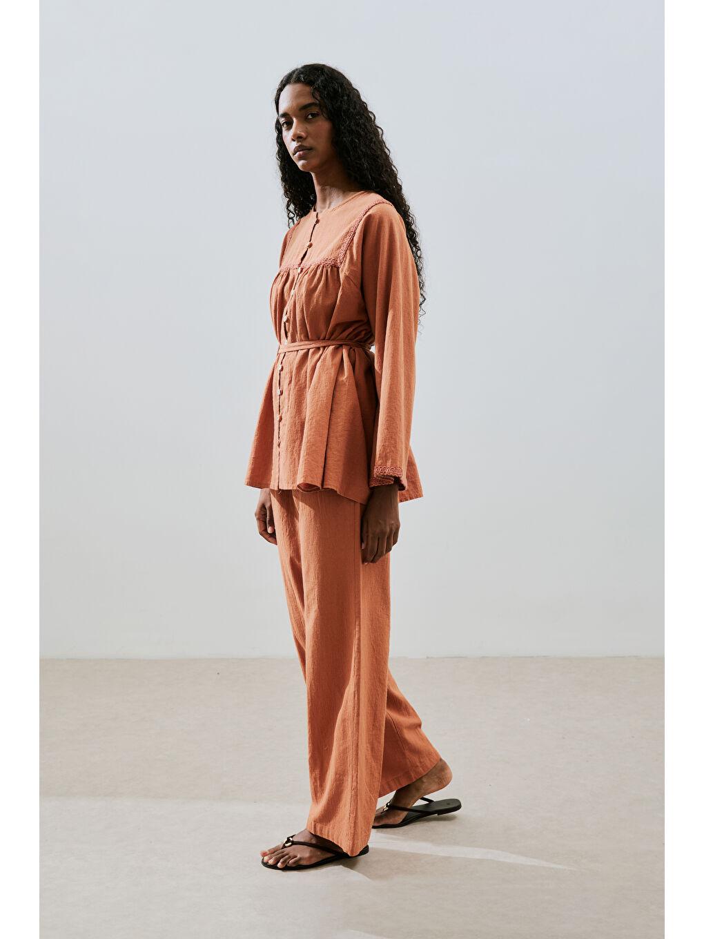 Kahverengi Dokulu İşlemeli Gömlek Tarçın-3