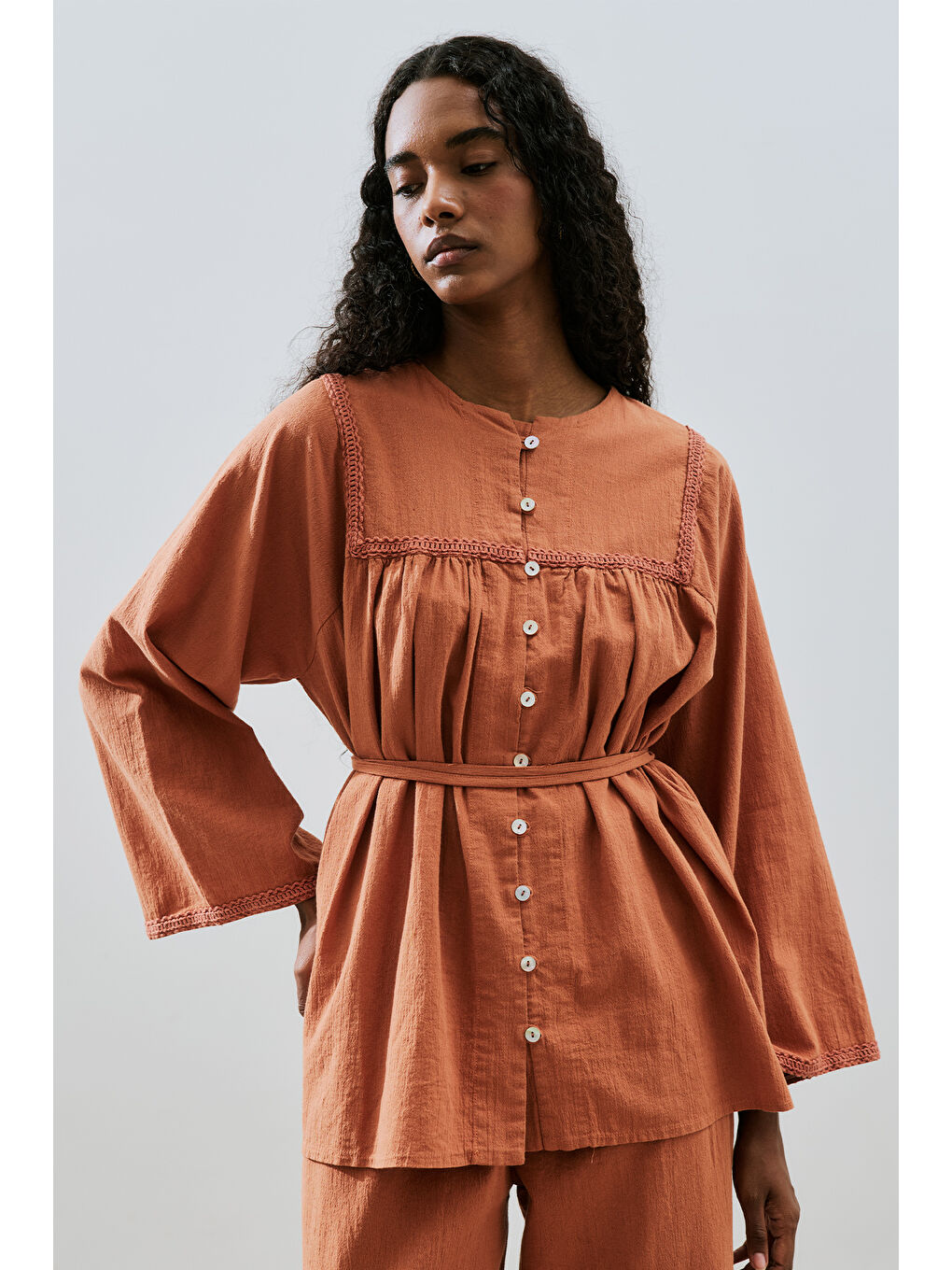 Kahverengi Dokulu İşlemeli Gömlek Tarçın-4