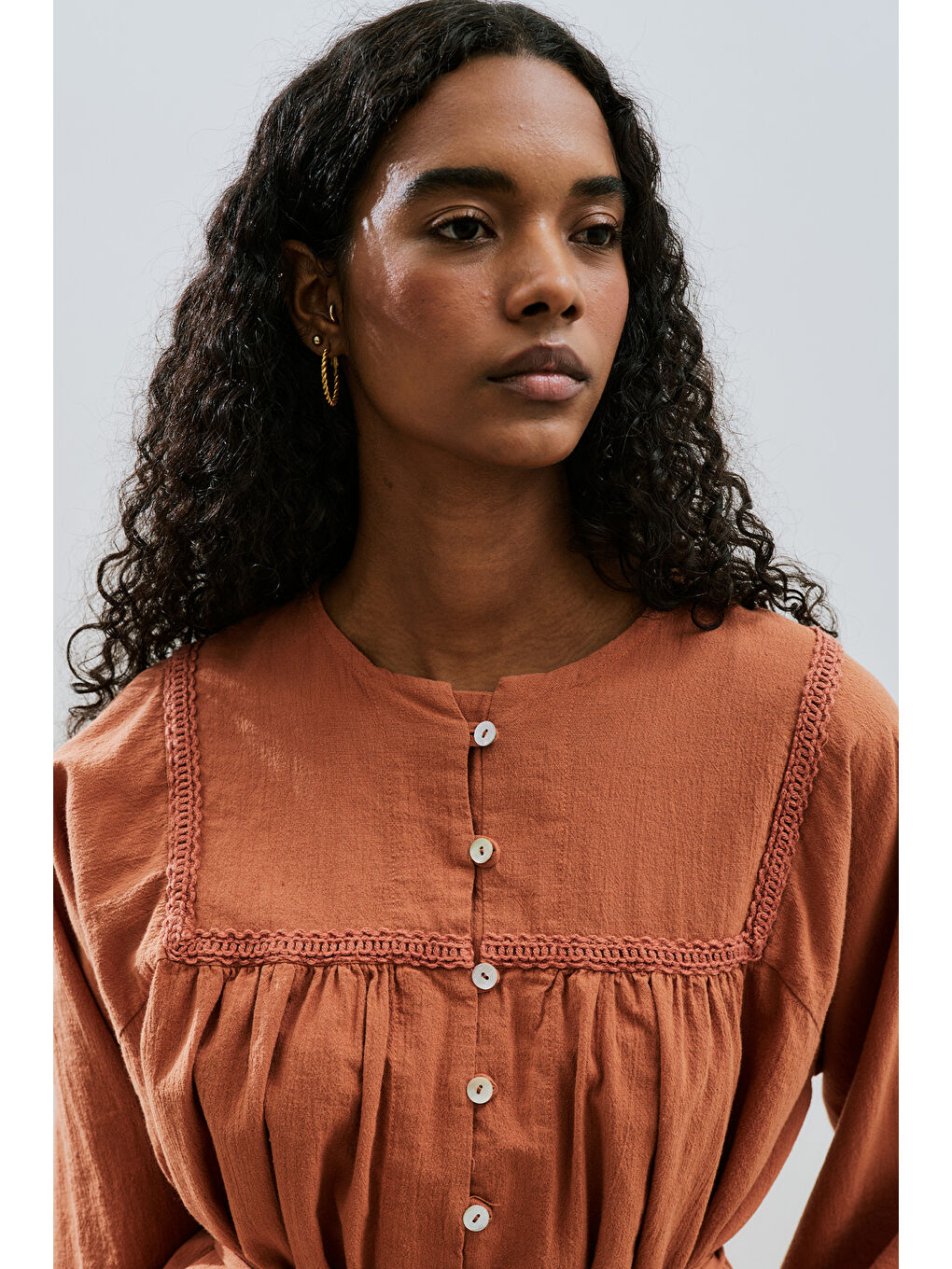 Kahverengi Dokulu İşlemeli Gömlek Tarçın-5