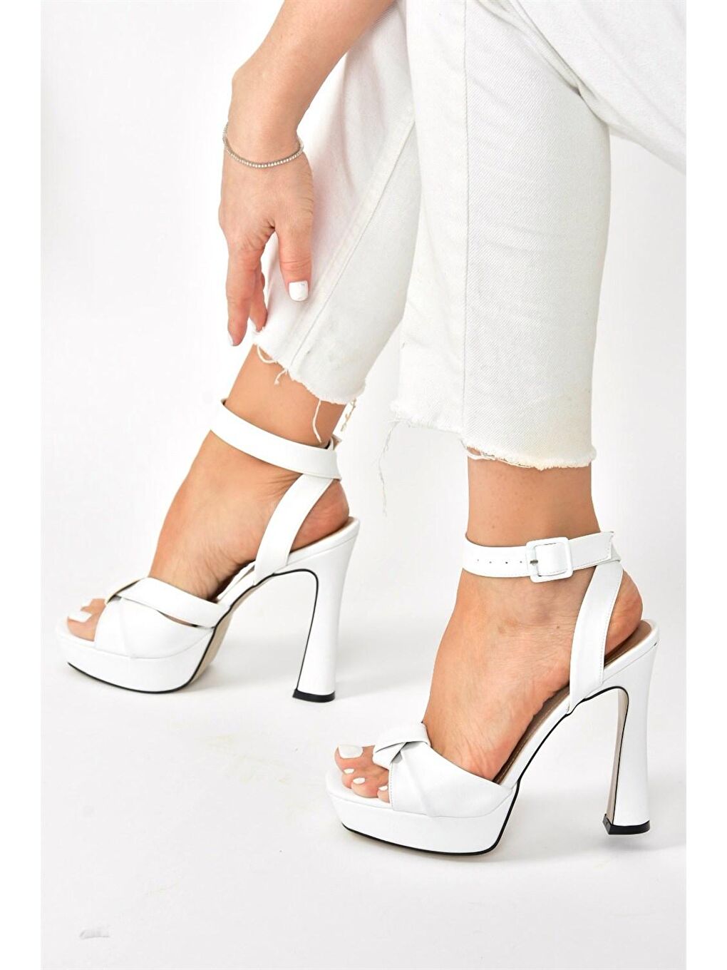 Beyaz/Ten Kalın Plaform Topuklu Kadın Ayakkabı K404080209-1