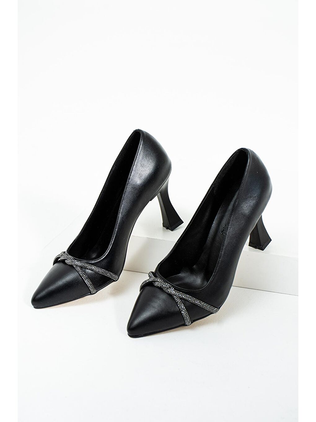 Siyah Rahat Kalıp Taşlı Kadeh Topuklu Kadın Ayakkabı 018-35-23-3