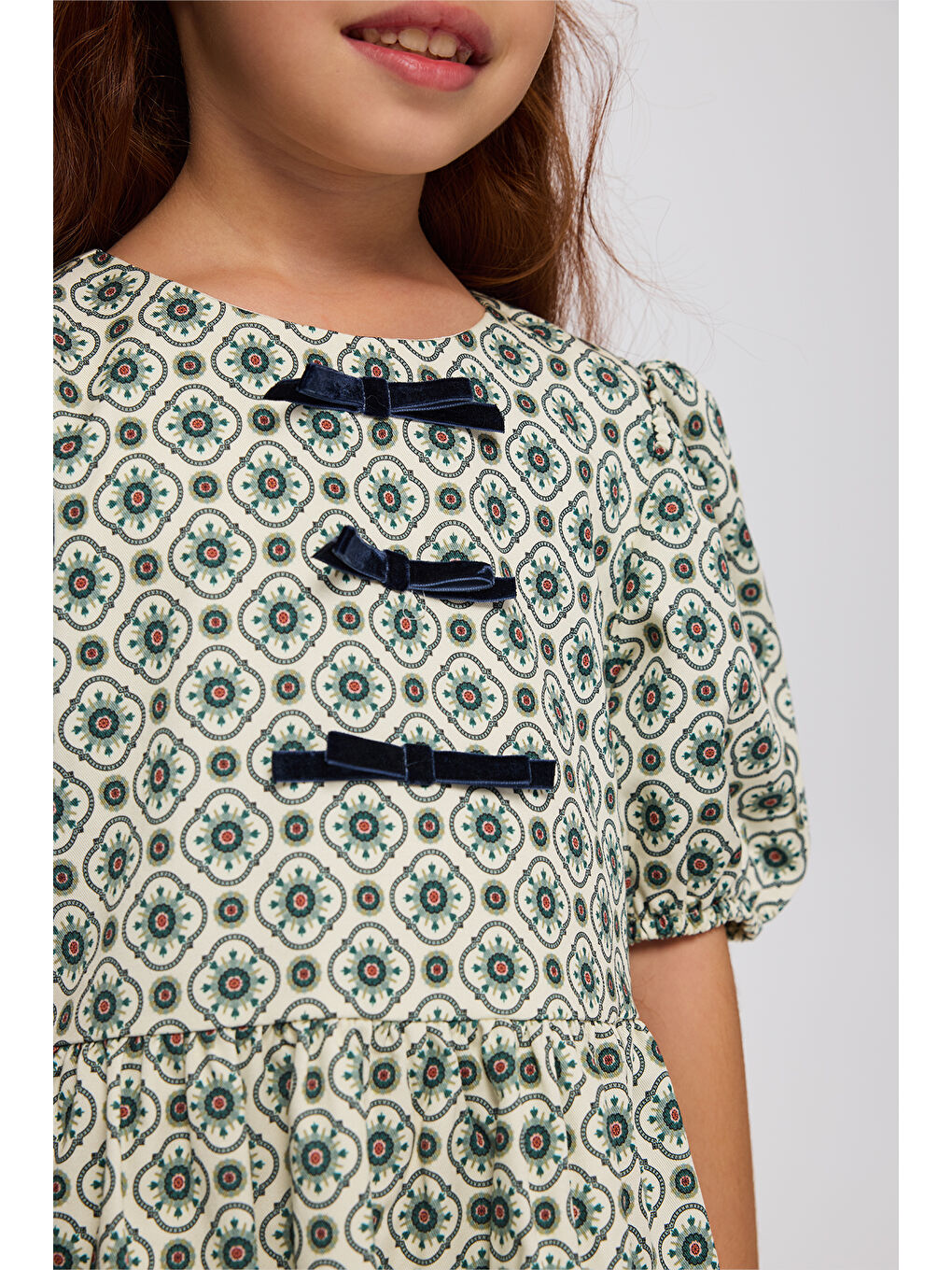 Kız Çocuk Kol Ucu Lastik Detaylı Gizli Fermuarlı Pamuk Astarlı Yeşil Elbise-5