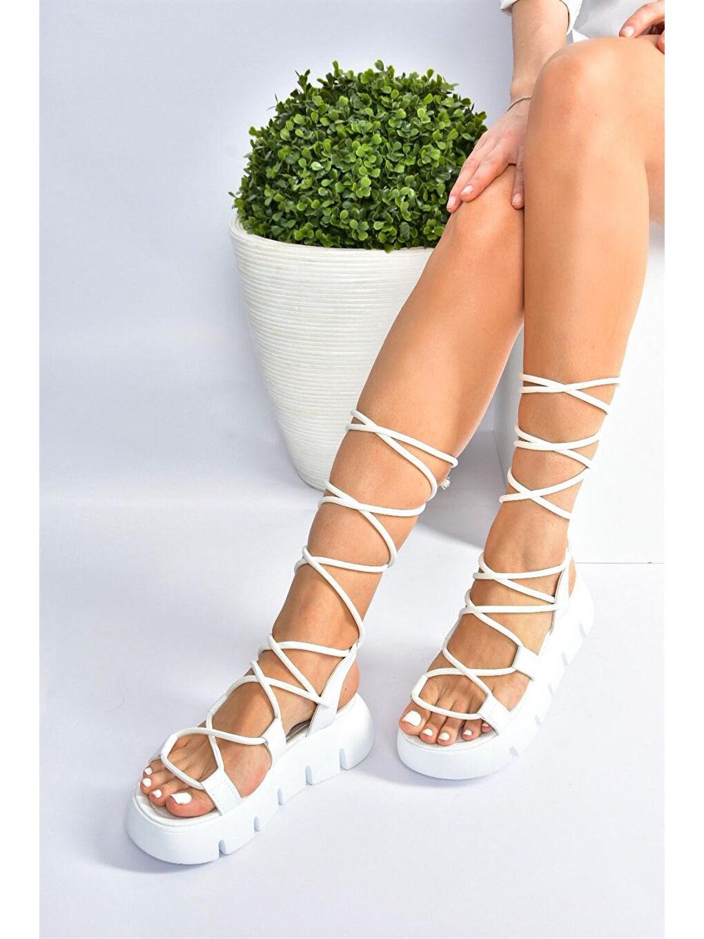 Beyaz Kalın Tabanlı Bilekten Bağlamalı Kadın Sandalet M267083009