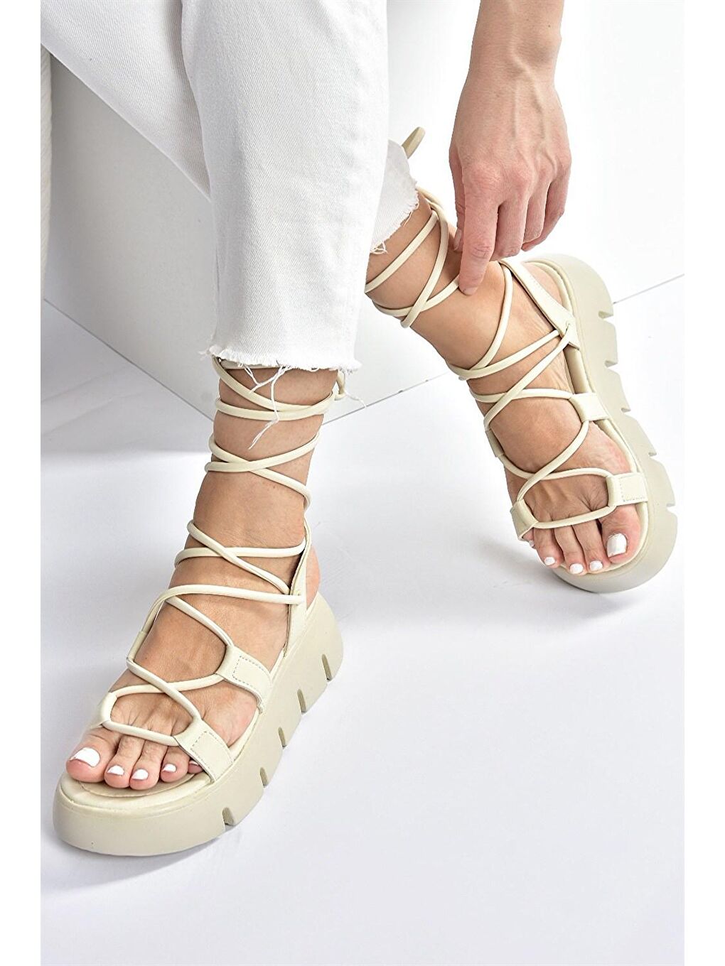 Bej Kalın Tabanlı Bilekten Bağlamalı Kadın Sandalet M267083009-2