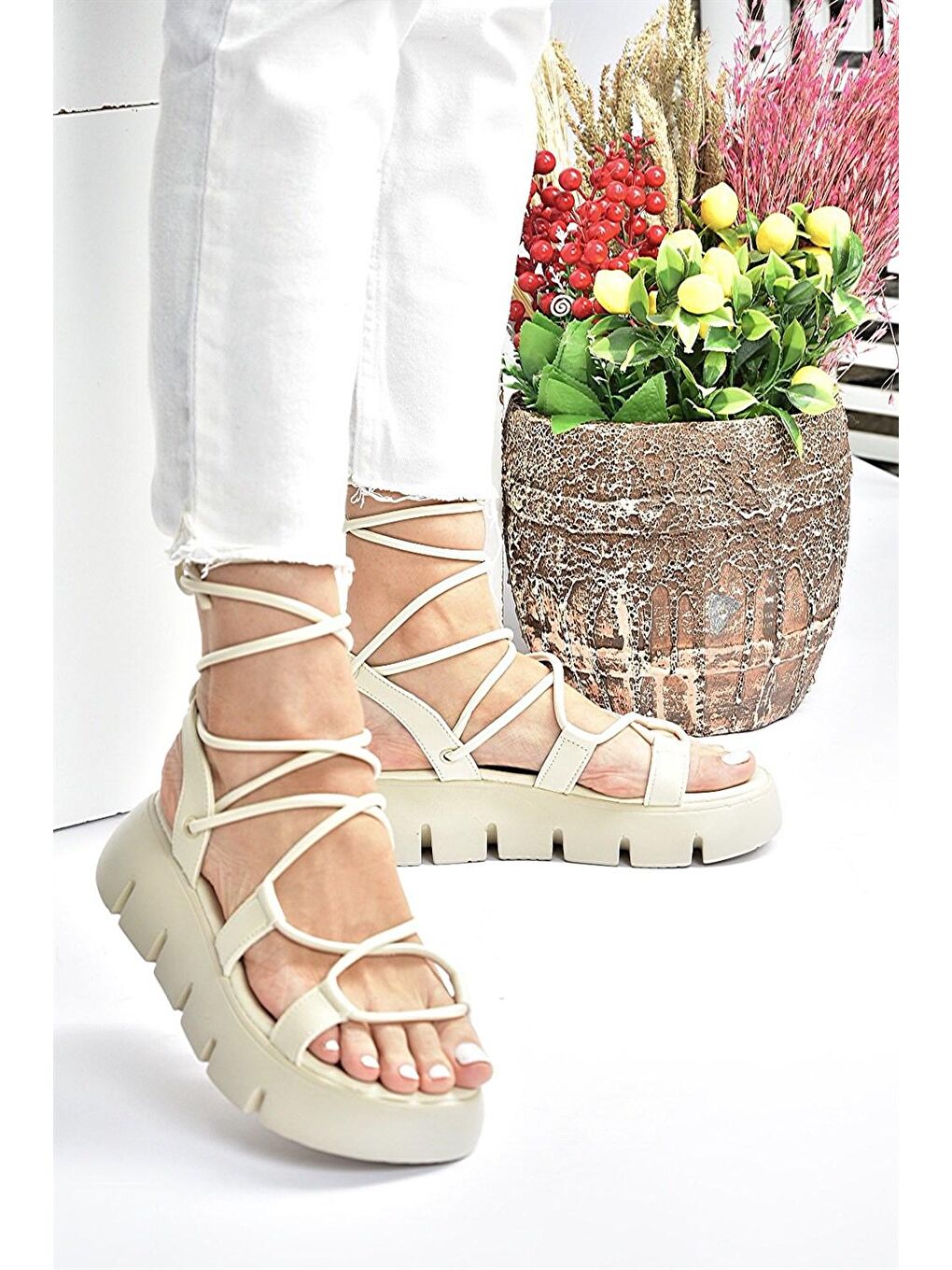 Bej Kalın Tabanlı Bilekten Bağlamalı Kadın Sandalet M267083009-3