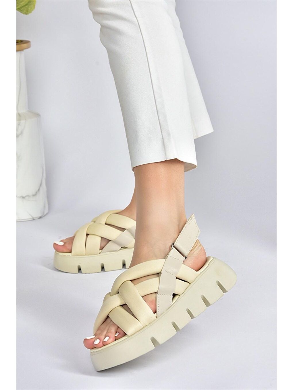 Bej Kumaş Kalın Tabanlı Kadın Sandalet M267083104-1