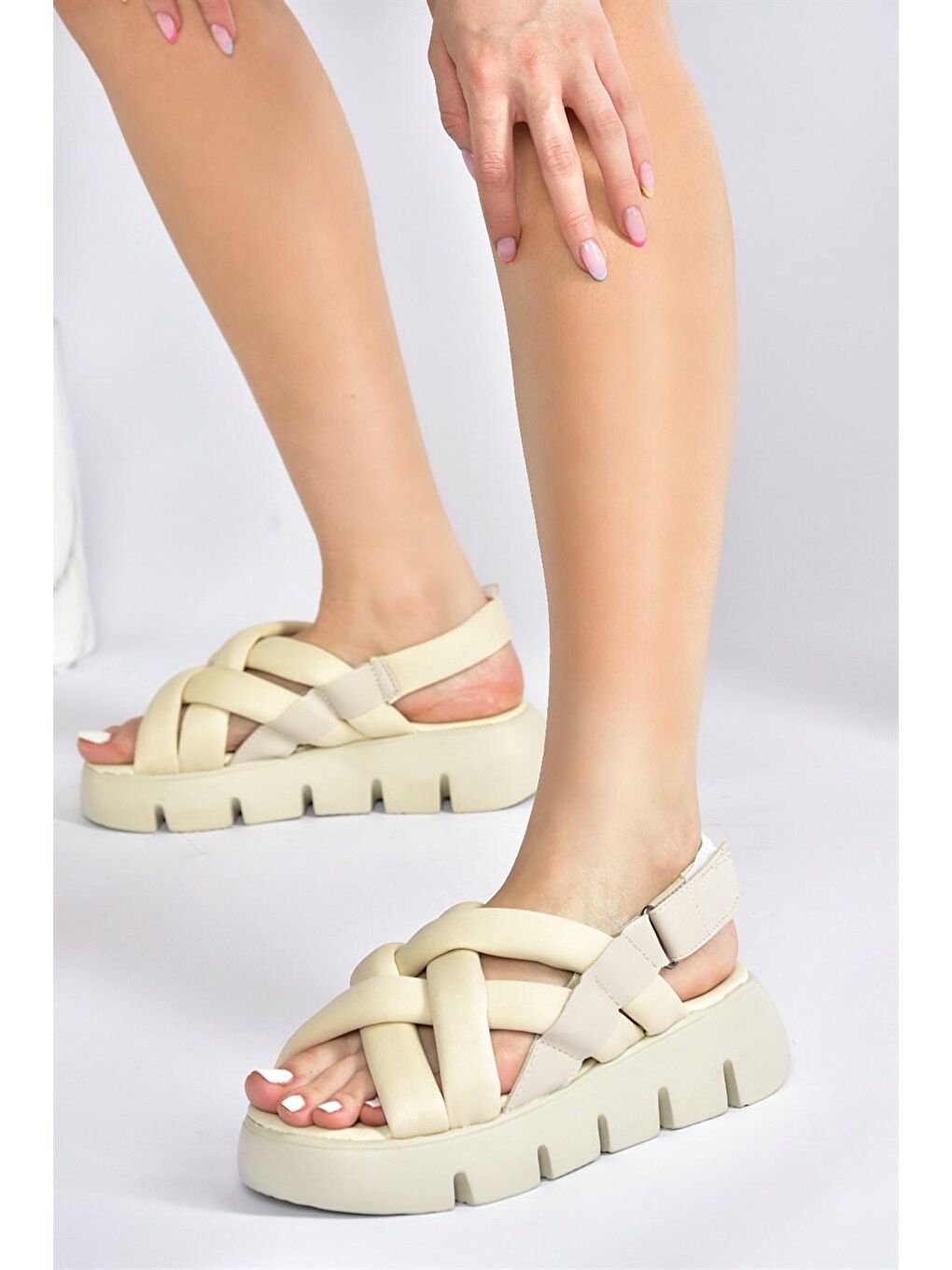 Bej Kumaş Kalın Tabanlı Kadın Sandalet M267083104-2