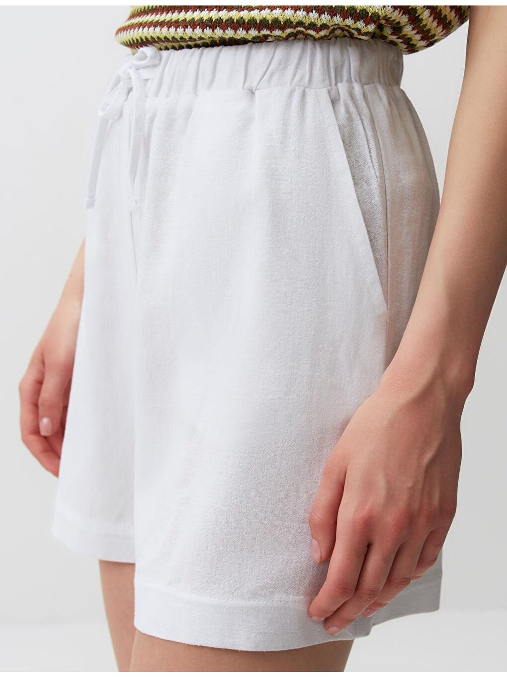 Beyaz Bol Kesim Beli Bağlamalı Keten Şort-5
