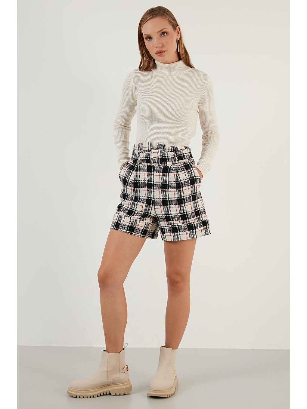 Siyah Ekoseli Kemerli Cepli Kışlık Tüvit Şort 6058326