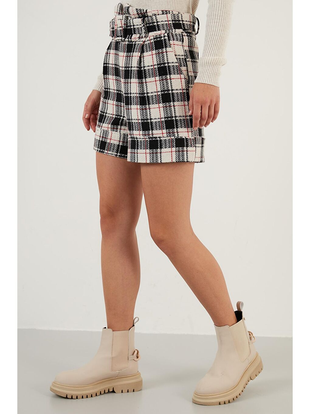 Siyah Ekoseli Kemerli Cepli Kışlık Tüvit Şort 6058326-1