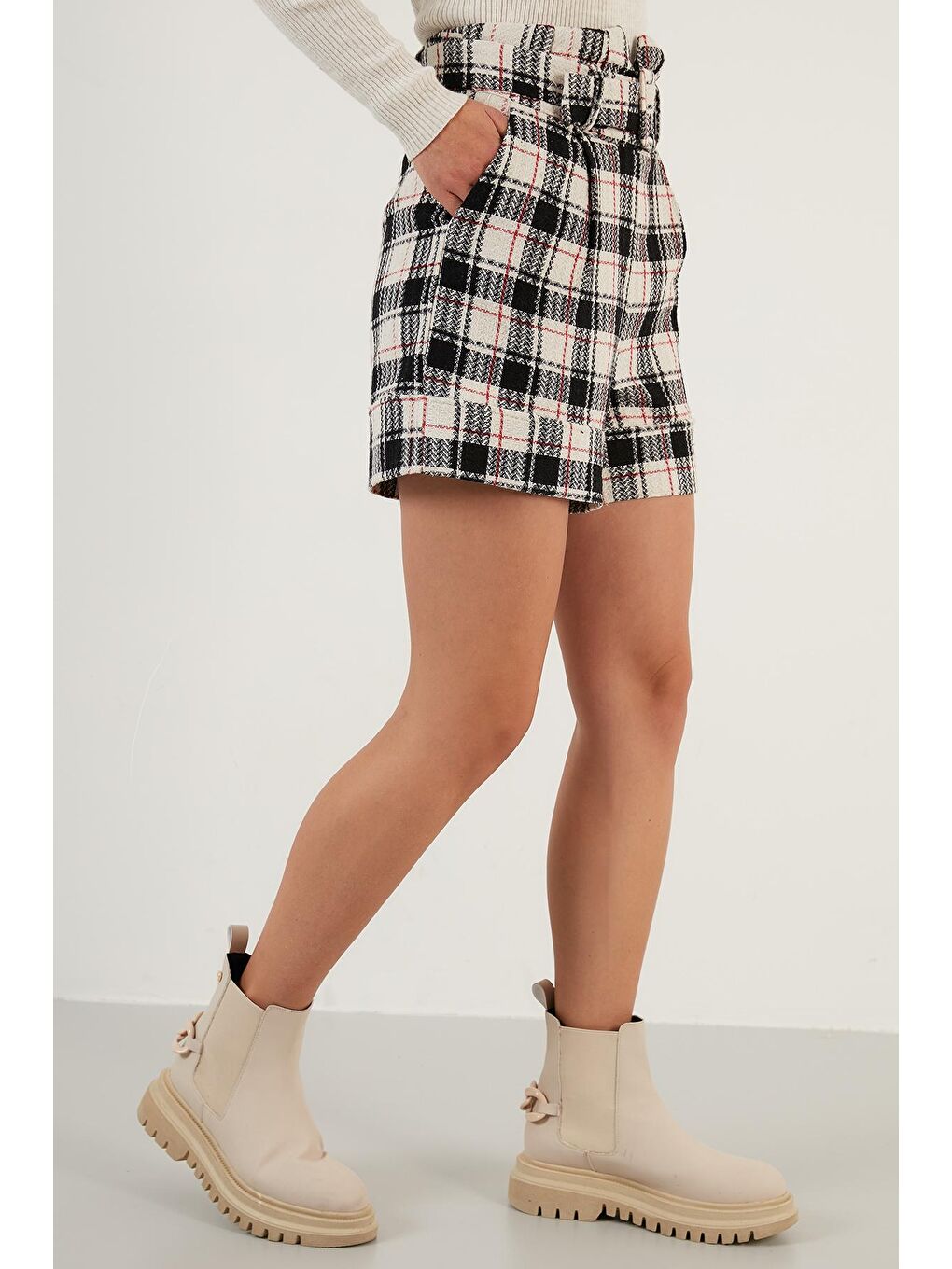 Siyah Ekoseli Kemerli Cepli Kışlık Tüvit Şort 6058326-2