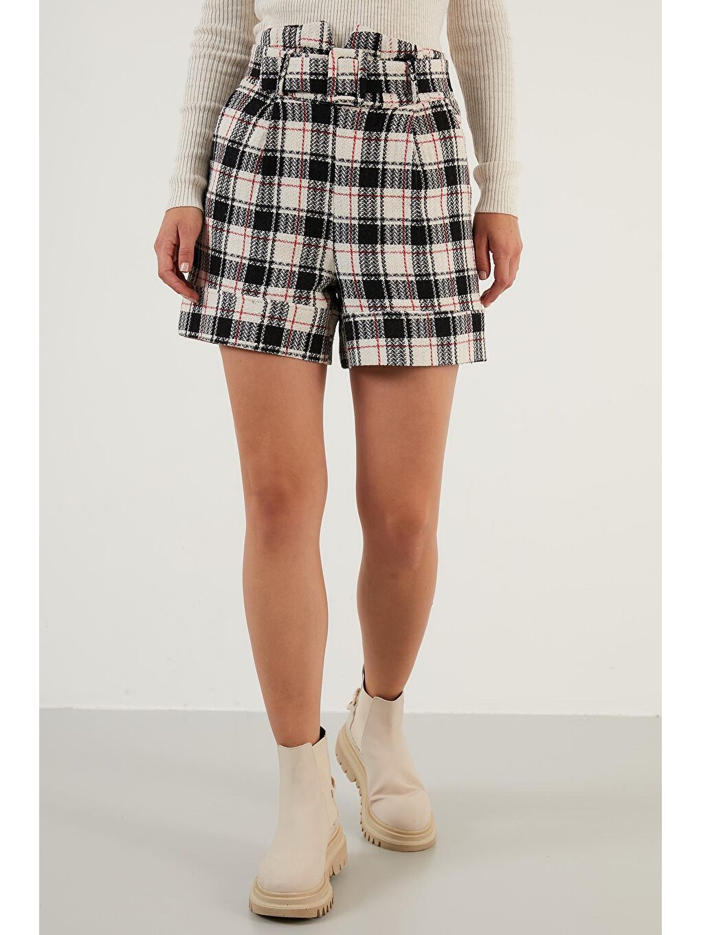 Siyah Ekoseli Kemerli Cepli Kışlık Tüvit Şort 6058326-3